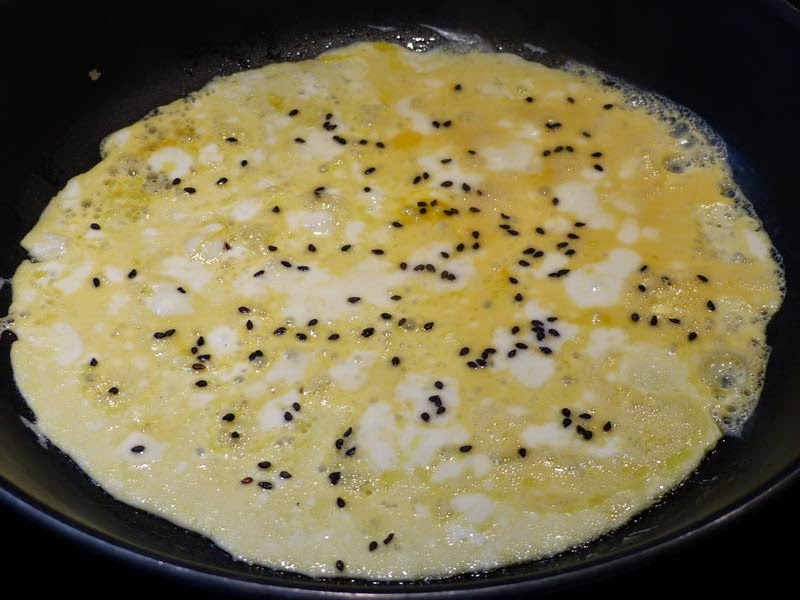 Omelette aux graines de sésame noir.