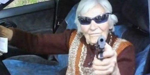 Бари бабушка. Бабушка гуль. Бабушка с черными волосами. Бабка Светка.