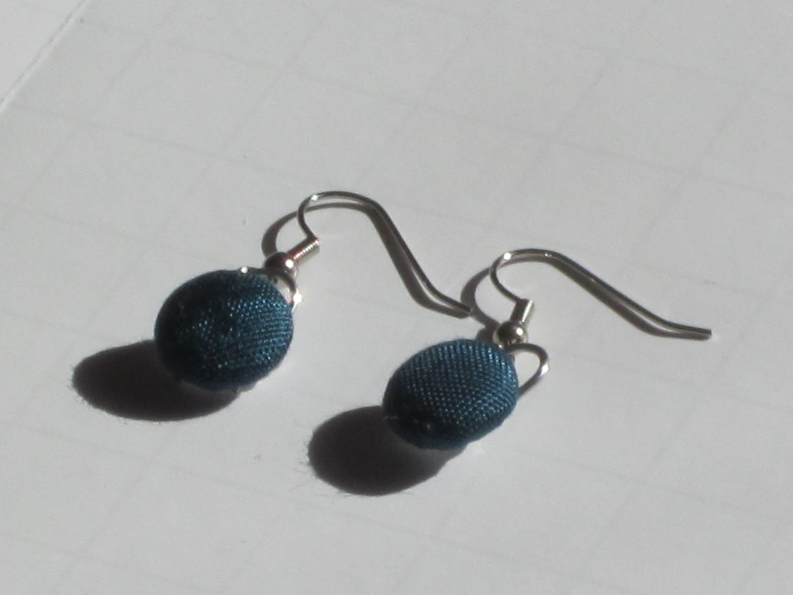 The Crafty Novice 10 Minute Dangle Button Earrings