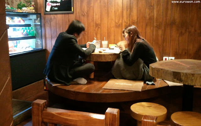Pareja coreana en el interior de la cafetería At Panini de Seúl