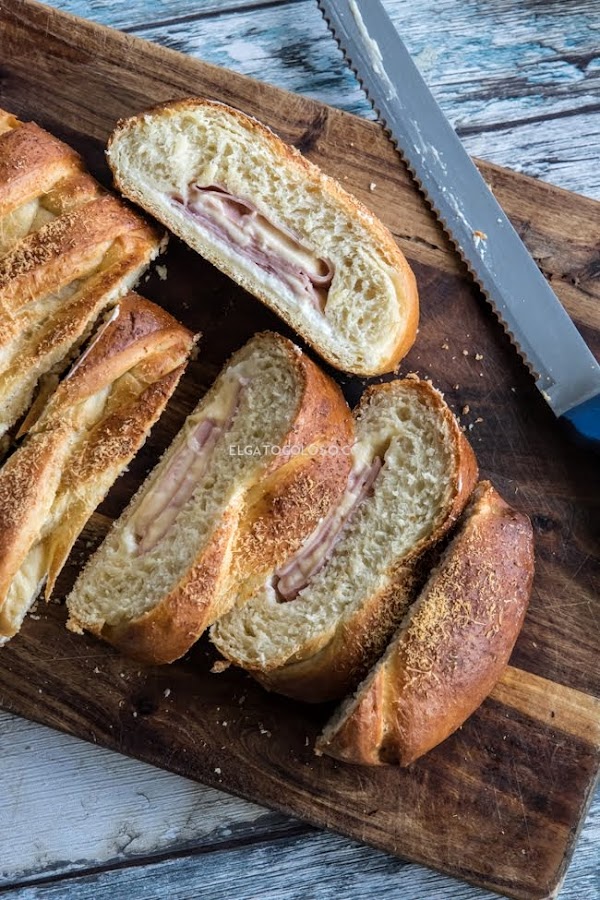 Pan semidulce relleno de jamón y queso, una extraordinaria combinación que recuerda a los minilunchs de las panaderías venezolanas. Receta de www.elgatogoloso.com