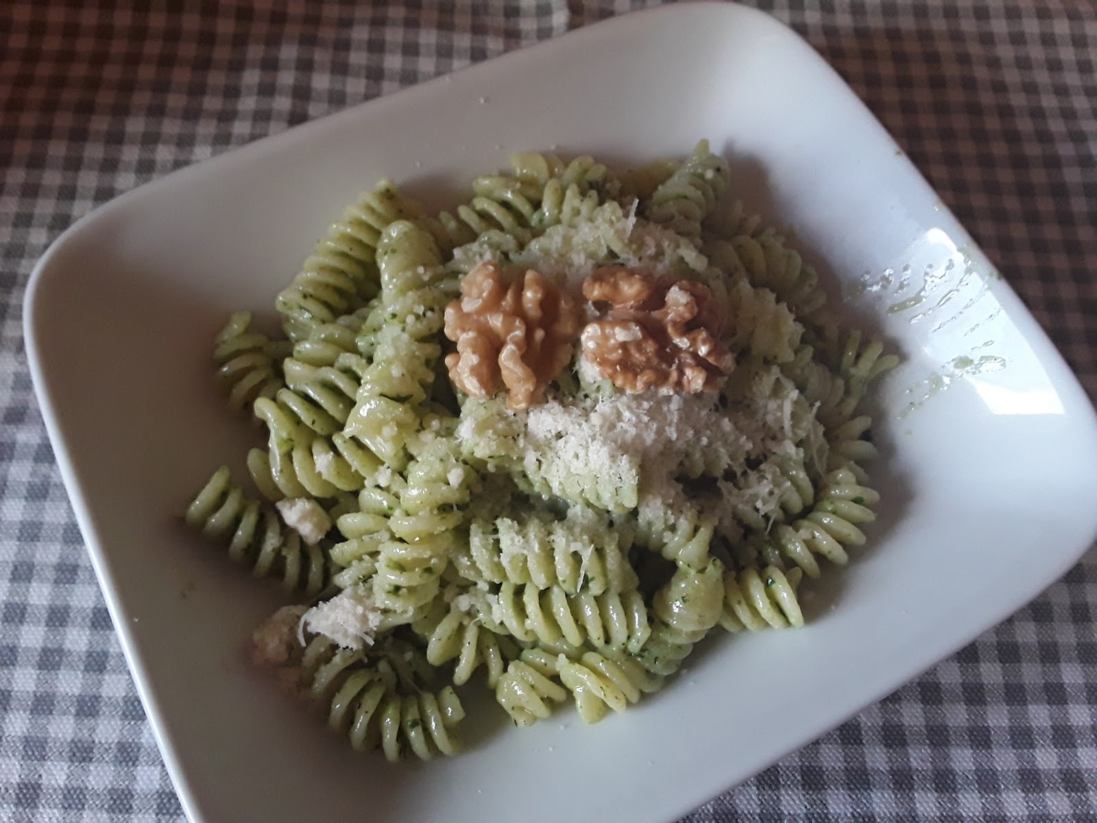 Fusilli con pesto alla Genovese e noci