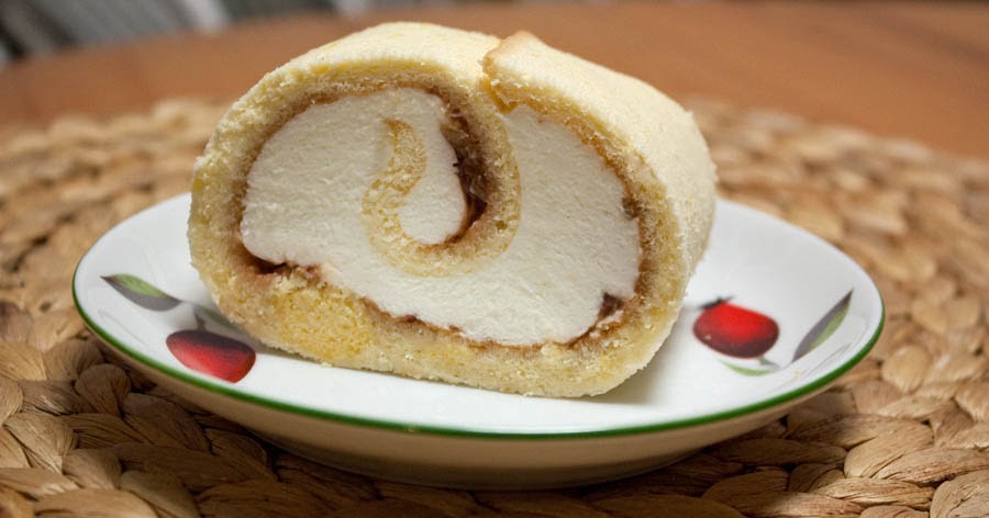 Biskuitrolle mit Quark-Sahne-Füllung Biskuitrolle mit Quark-Sahne-Füllung