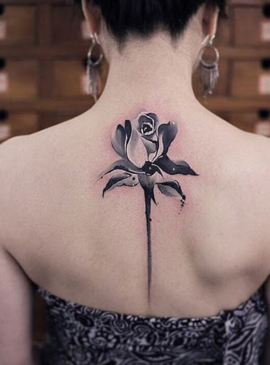 Outro rosa de rotação da tatuagem, mas este é muito mais sutil e menores.