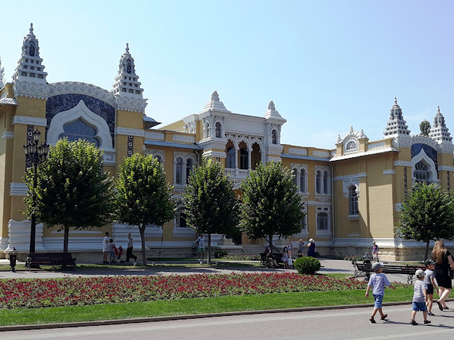 Курортный бульвар, здание "Комплекс Главных нарзанных ванн"