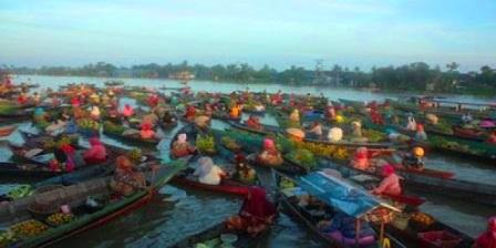 4 Tempat Wisata di Kalimantan Selatan Perlu Anda Tahu Pasar Terapung (Muara Kuin)