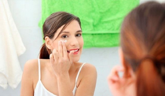 7 Reasons Why You Should Moisturize Your Skin Regularly