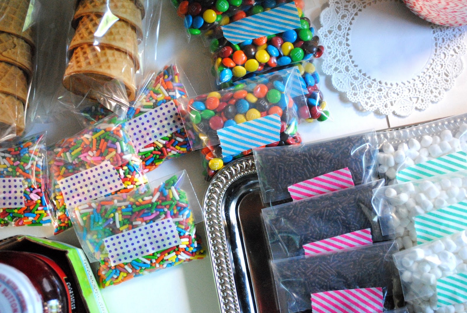 end of the year teacher gifts: DIY ice cream sundae kits | a pretty ...