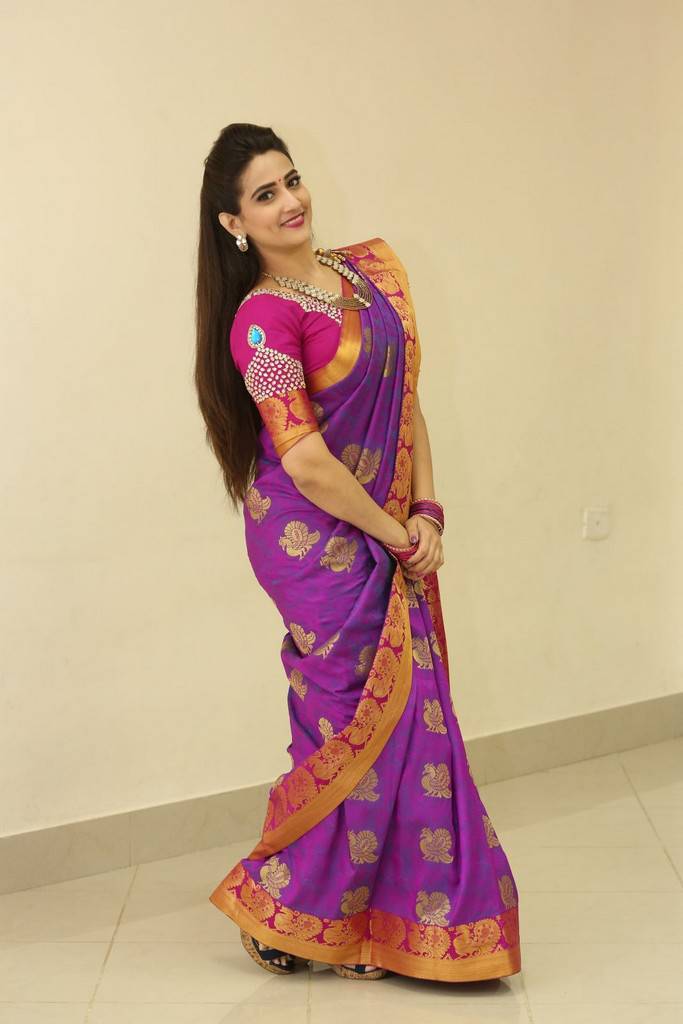 TV Anchor Manjusha Stills At Sankarabharanam Awards 2017 In Pink Saree