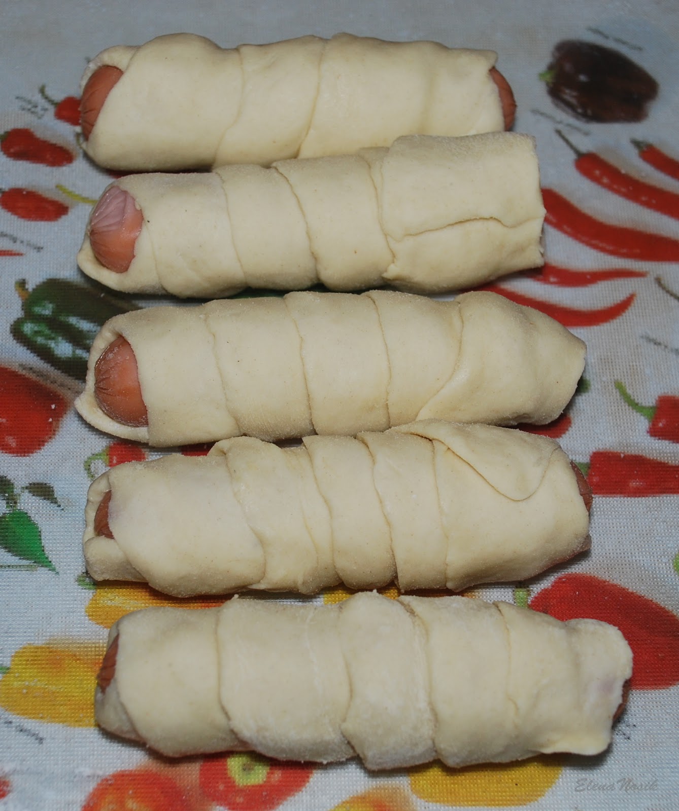 Сосиски в тесте в духовке градусы. Сосиски в тесте в духовке быстро. Красивые сосиски в тесте. Сосиска в тесте в духовк. Сосиски в тесте в духовке.