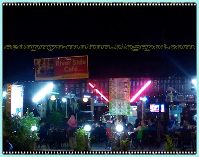 Pandangan depan restoran river side