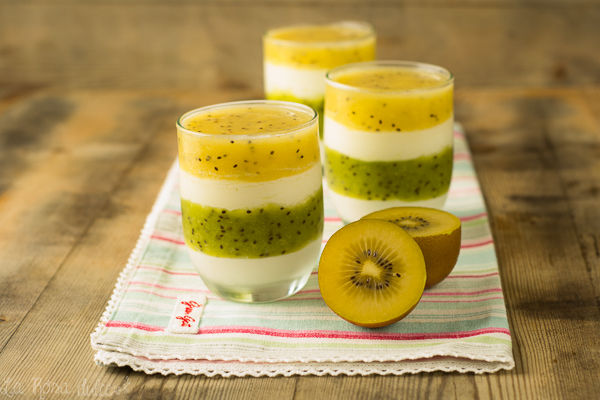 Vasitos de kiwi con crema de queso sin lactosa