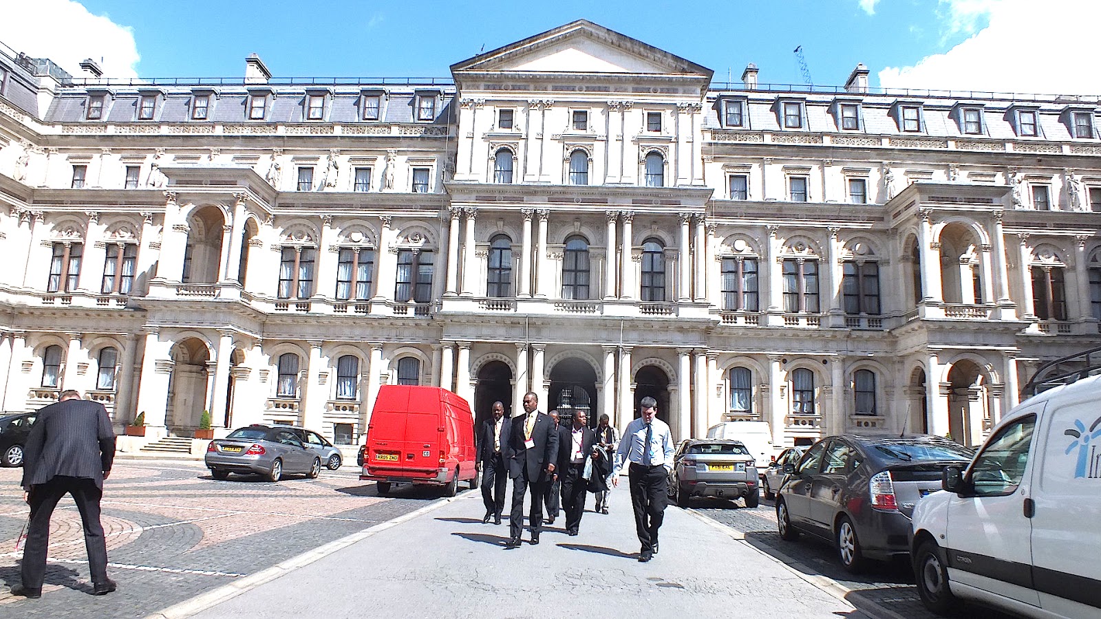 CHIVUKUVUKU MARGARET ANSTEE NA CHATHAM HOUSE EM LONDRES CASACE