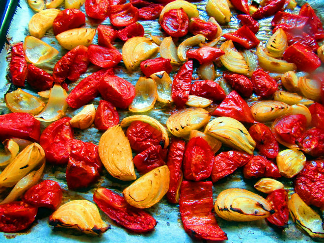 Juha s pečenim rajčicama i bosiljkom 2 korak pripreme Roasted tomato basil soup by Laka kuharica: bake the vegetables until golden.