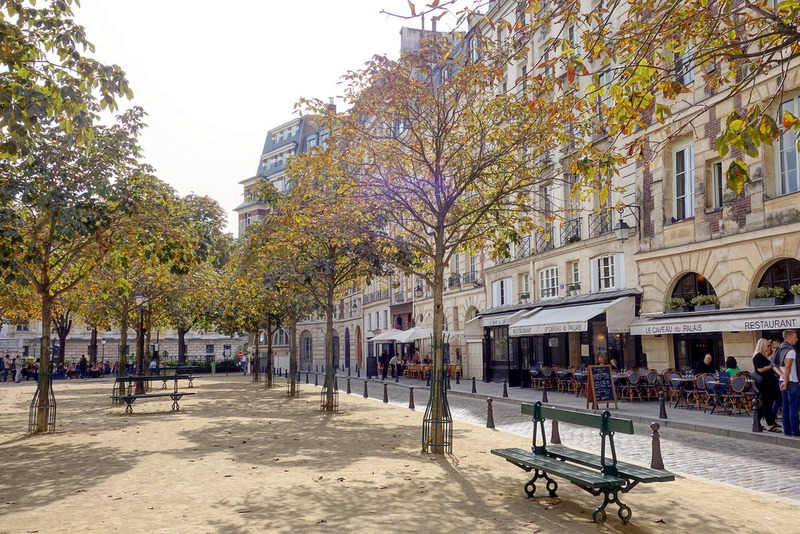 Paris : Place Dauphine, le charme du Paris carte postale - Ier - Paris la  douce, magazine parisien lifestyle, culture, sorties, street art