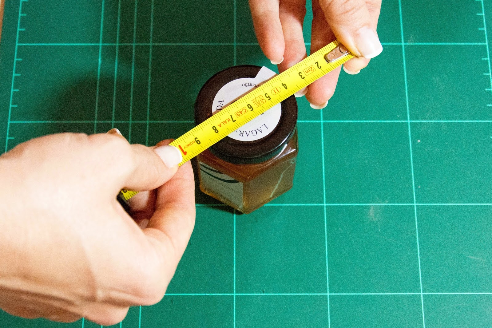 midiendo la tapa del tarro