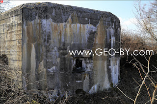 Польский бункер на берегу Ляховичского водохранилища. Вид с берега, со стороны амбразур