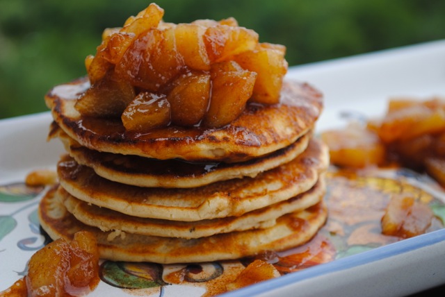 Американские овсяные блинчики с яблочным топпингом