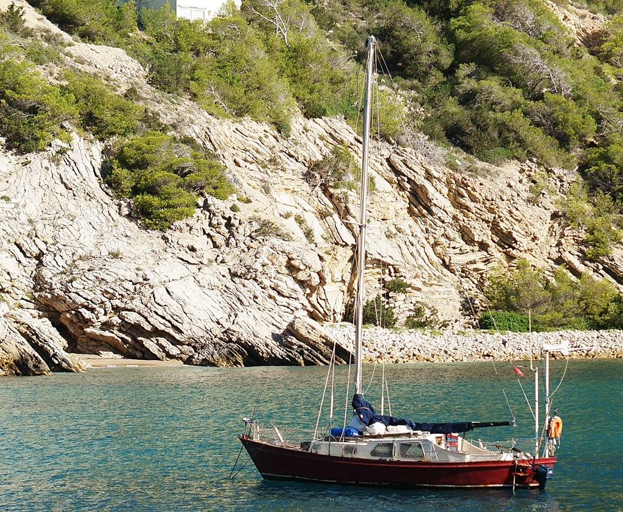 Blog + Fotografie by it's me fim.works - La Isla Blanca Ibiza, Cala Llonga, altes rotes Motorboot