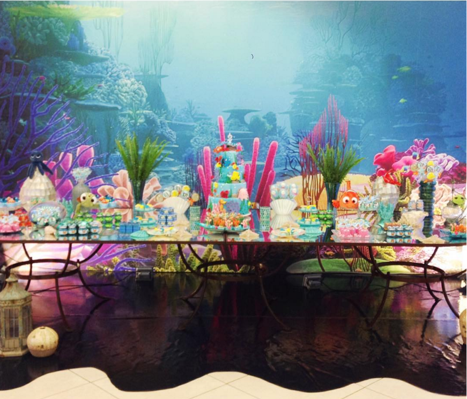 Impactante un fondo de mar que empieza desde la mesa de dulces @decoreavida