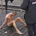 Artista prega com martelo os próprios testículos em protesto contra o governo Russo