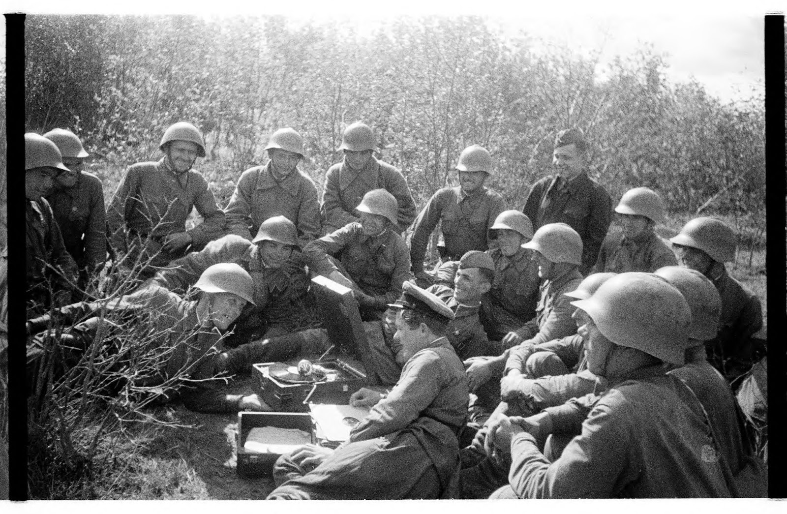 Песни военных лет 1941 1945 слушать. Солдаты на привале ВОВ.