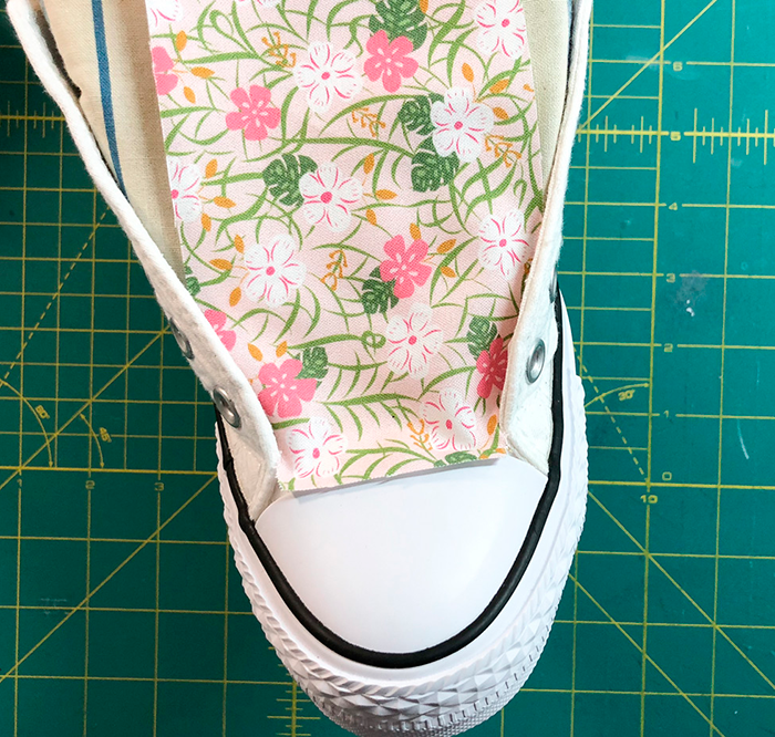 Cómo agregar tela a los zapatos #DIYfashion #DIYConverse #CustomConverse #CustomShoes #DIYCustomShoes #decorateshoes