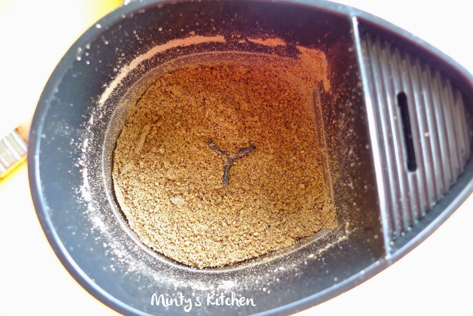 Minty's Kitchen Grinding Your Own Pepper