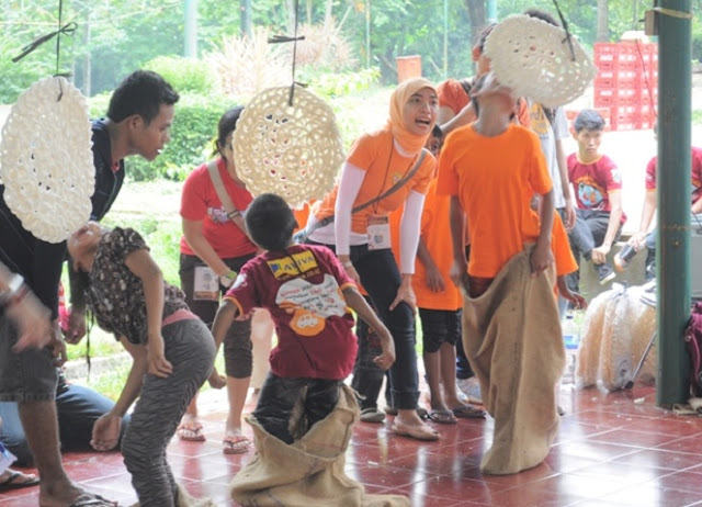 Lomba makan kerupuk ukuran jumbo