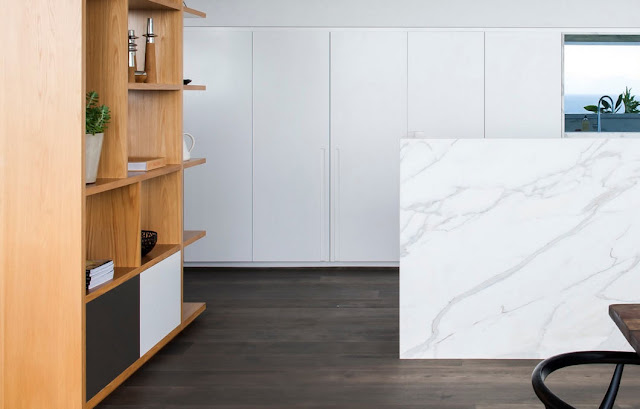 cocina-blanca-con-marmol-calacatta-minosa-design