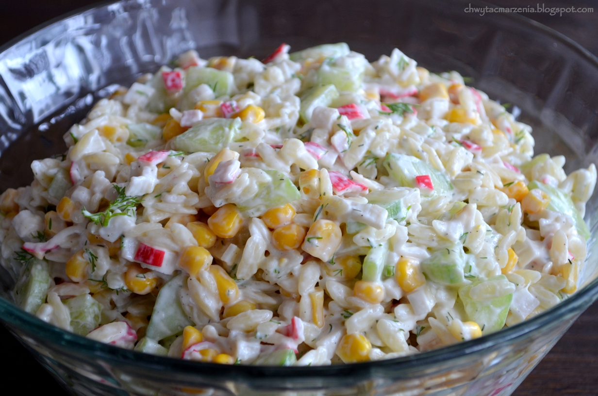 chwytać marzenia Sałatka z surimi i makaronem orzo.