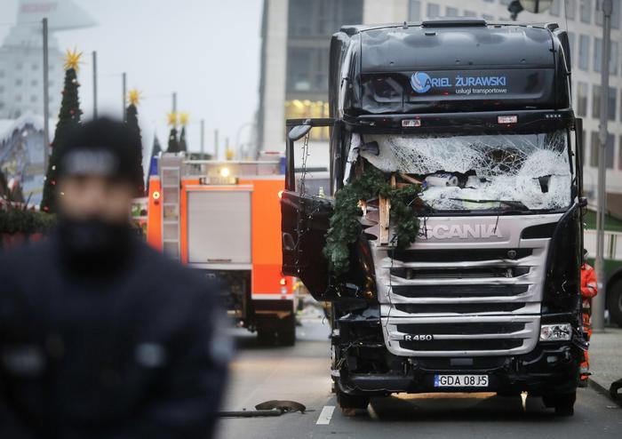 Dopo Nizza, Berlino: camion sulla folla