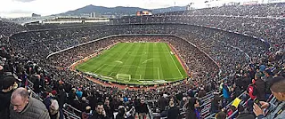 Estádio Camp Nou completamente lotado para o clássico