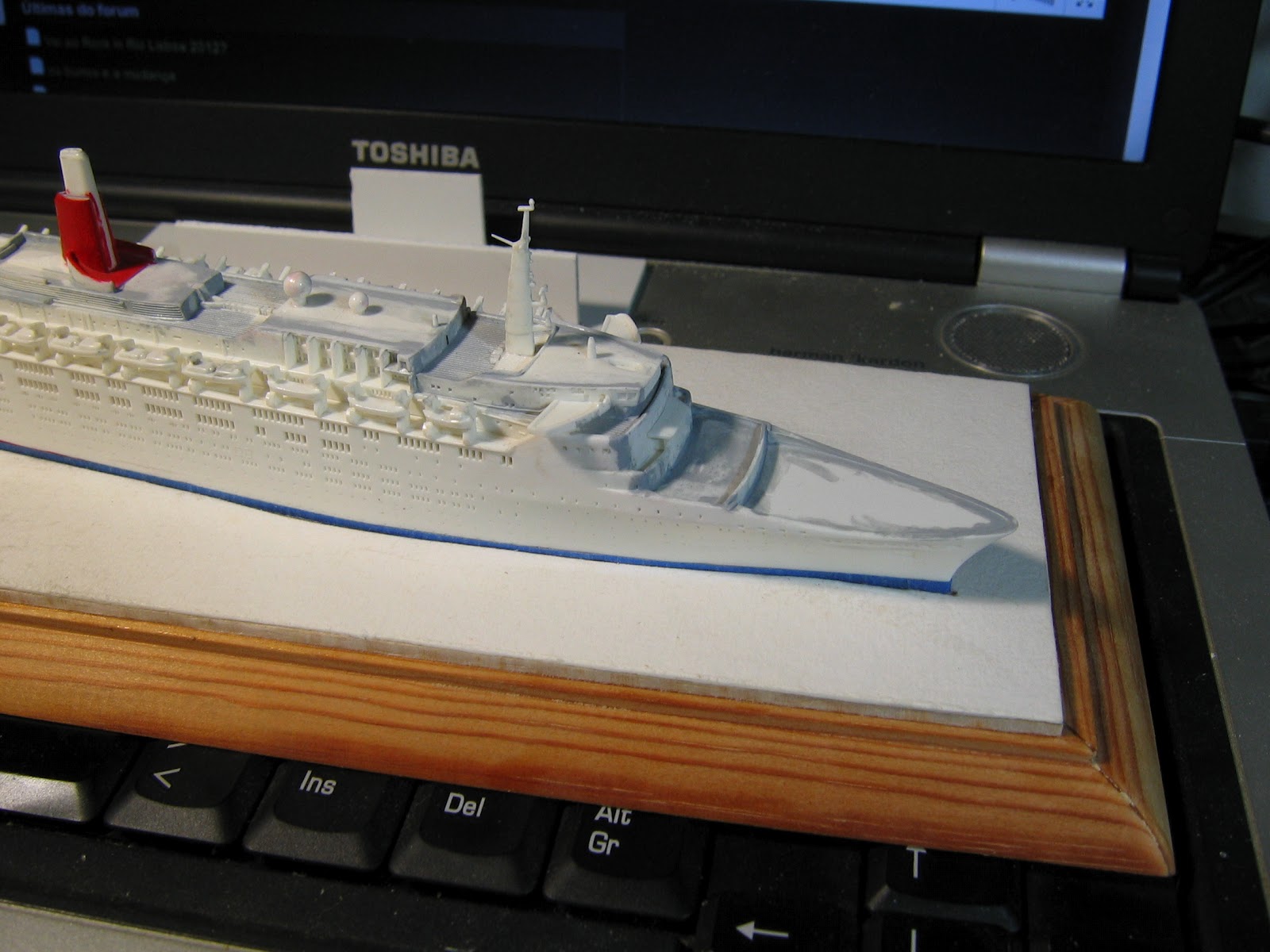 fbminis-workbench-queen-elizabeth-ii-qe-2-revell-1-1200