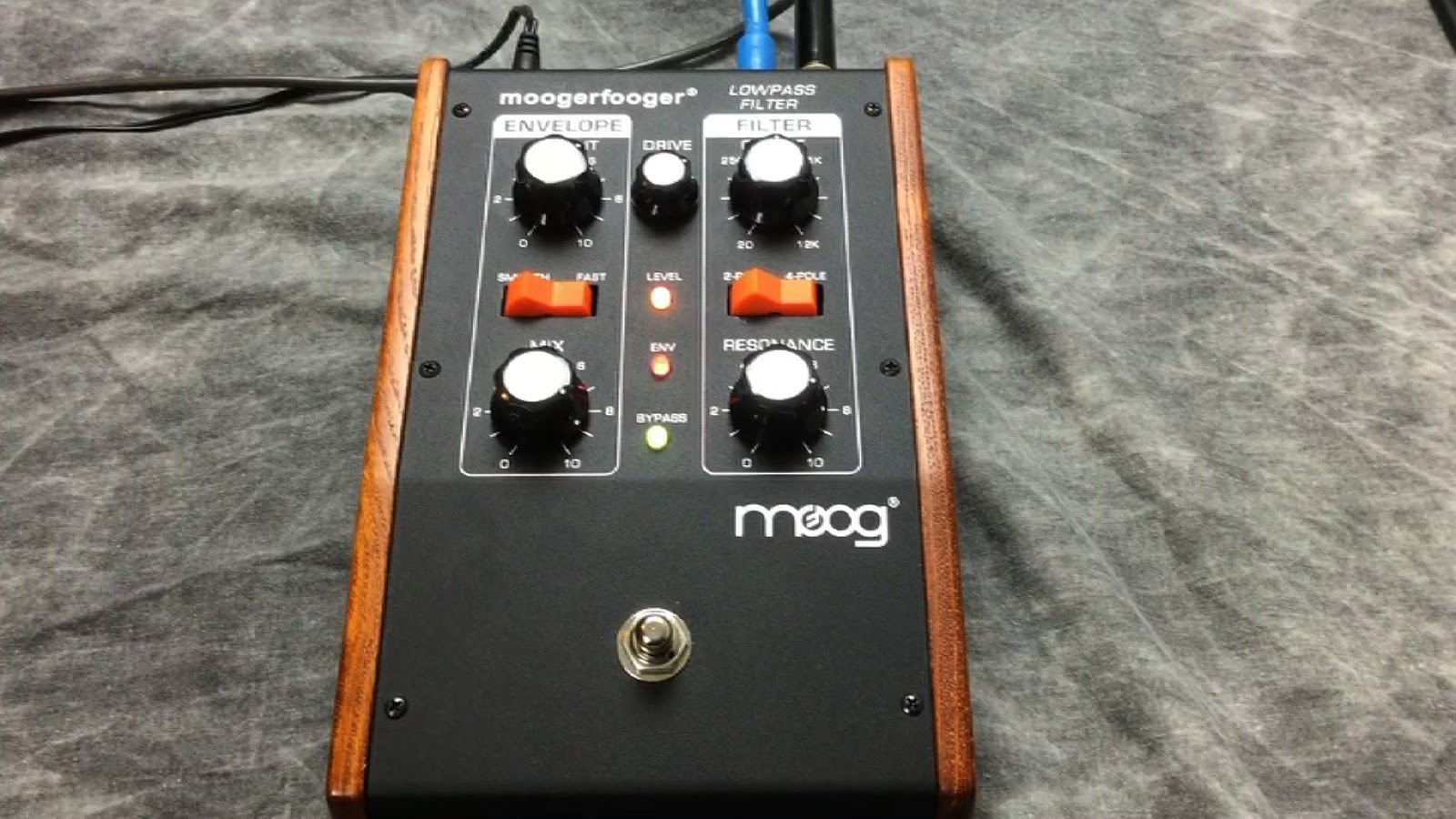 MIDIVERSE TV Moog Moogerfooger MF101 Lowpass Filter Pedal Synth