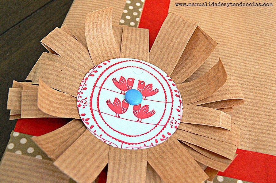 Flor de papel kraft decorativa