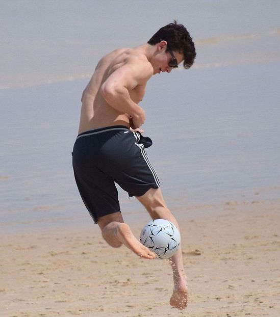 The Stars Come Out To Play Shawn Mendes New Shirtless & Barefoot Pics.