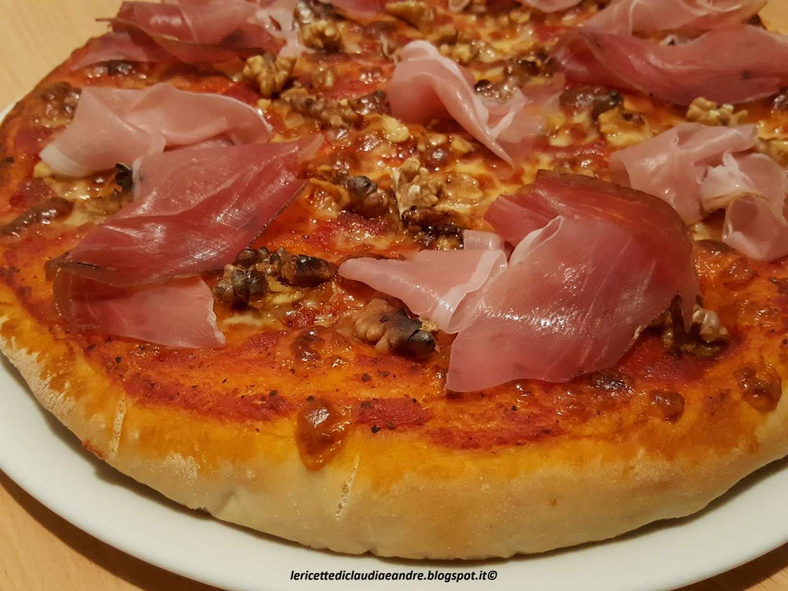 Pizza con speck e noci | Ricetta ed ingredienti dei Foodblogger italiani