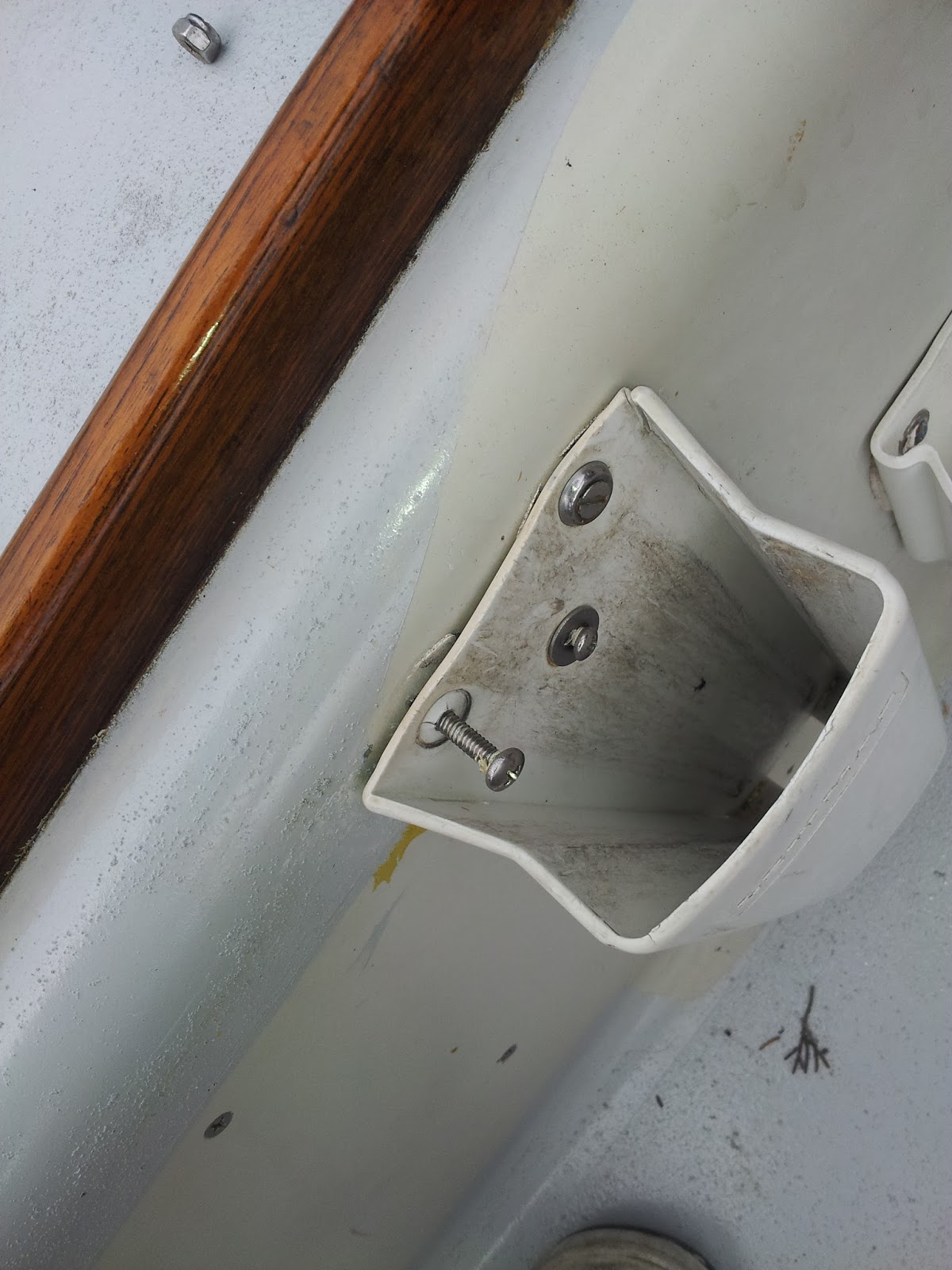 Elise Winch handle holder screw fixed...