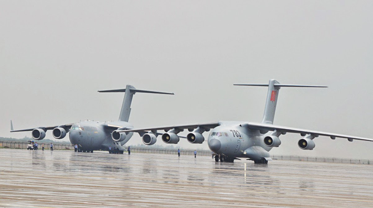 Modern%2BDay%2BFace%2BOff%2BChinese%2BY-20%2BStrategic%2BTransport%2BAirCraft%2BGoing%2BHead%2Bto%2BHead%2Bwith%2BAmerican%2BC-17%2BGlobemaster%2BIII%2BHeavy%2BAirlifter%2B(6).jpg