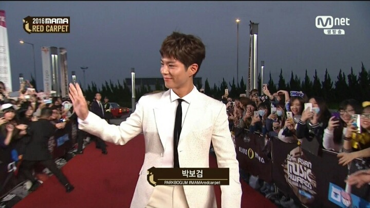 박보검 어제자 흰수트, 레드카펫 입장.gif | 인스티즈