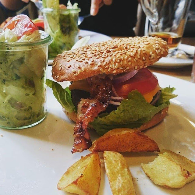 Hamburger Le Targ Bistro & Bar