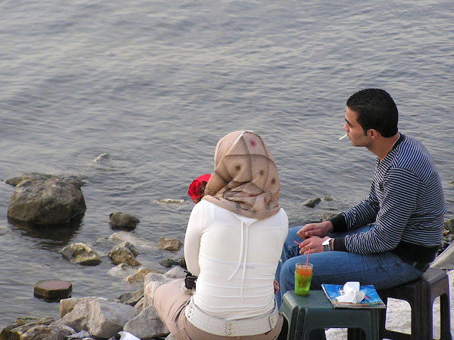 Влюбленная парочка арабов на берегу Нила