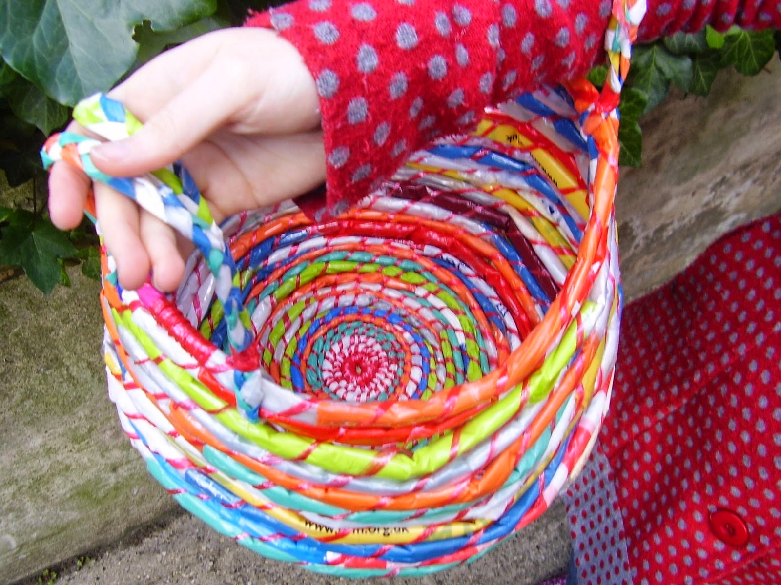 12 Cara Membuat Kreasi/Kerajinan dari kantong plastik