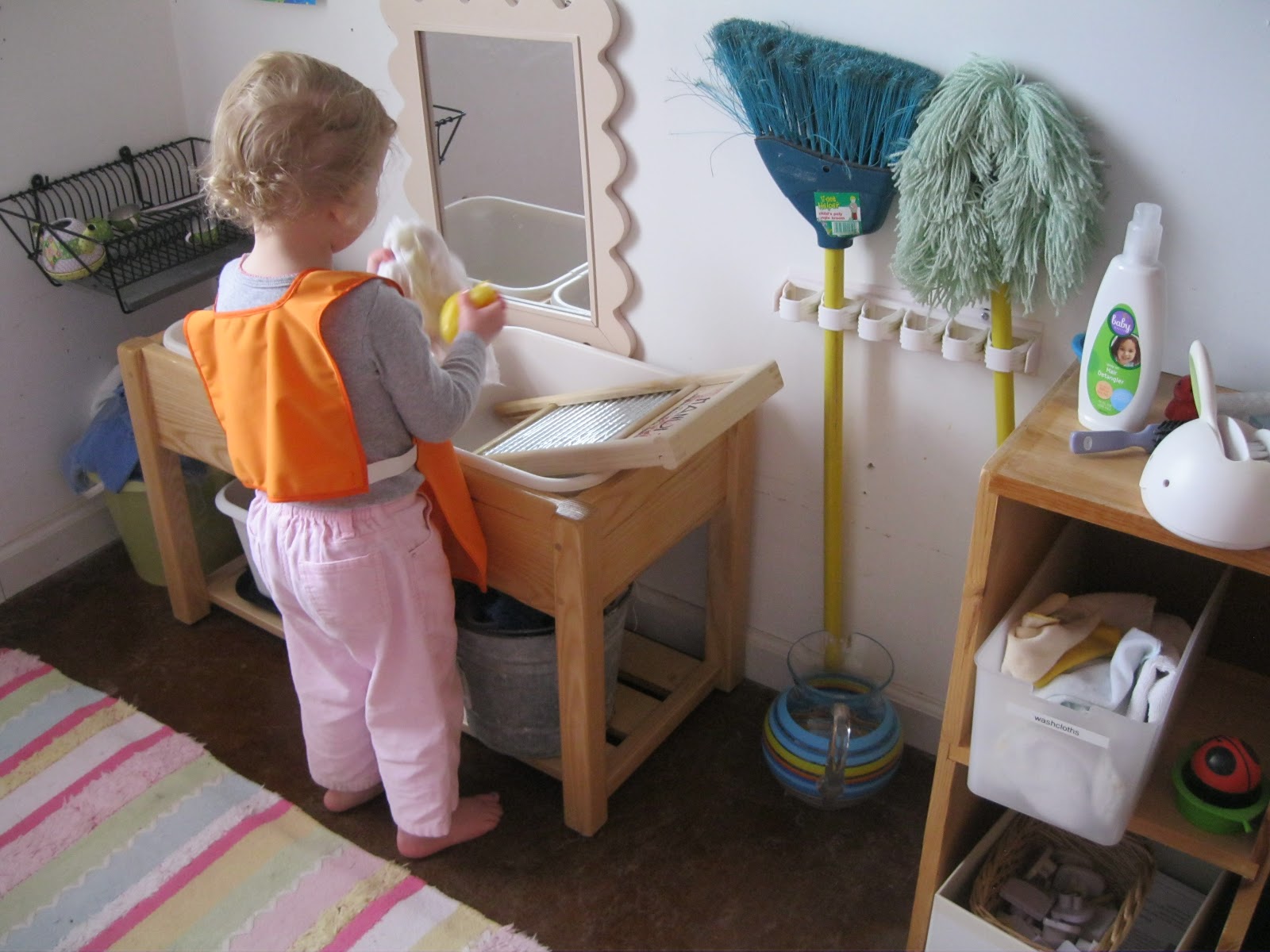 монтессори стол для стирки