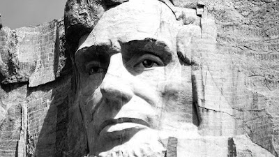 El lóbulo frontal de la cabeza de Lincoln posee una cámara secreta que almacena la historia de EE.UU.