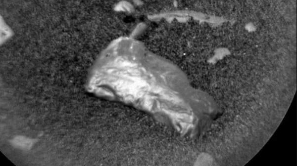 Misteriosa Pietra brillante trovata su Marte dal Curiosity della NASA.