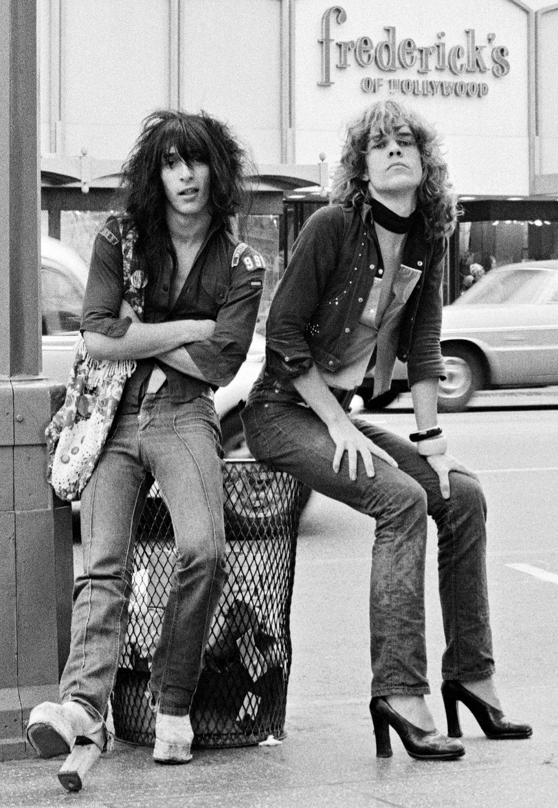 60 Rare And Stunning Black And White Photographs Of 1970s Rock Stars 60-rare-and-stunning-black-and-white-photographs-of-1970s-rock-stars