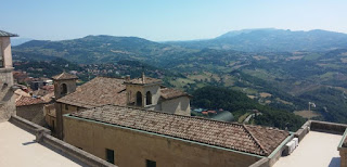 Vistas de San Marino desde la Plaza de la Libertad.
