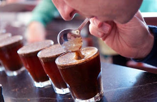 rasa kopi yang dibuat oleh barista di cafe modern memiliki rasa yang sangat berbeda dengan warung kopi tradisional, itu karena kopi yang digunakan di kedai modern menggunakan kopi yang masih segar dan asli